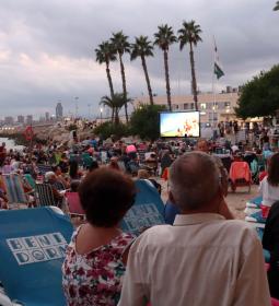 El público vuelve a llenar el Mal Pas en la segunda sesión de ‘Cine en la pla...