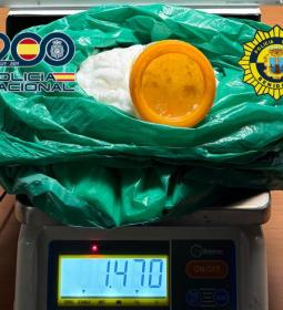 Detenido un varón con casi un kilo y medio de cocaína tras ser interceptado e...