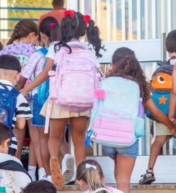 Más de 10.000 niños y adolescentes regresan a las aulas de colegios e institu...