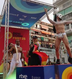 El multitudinario desfile del Benidorm Pride inunda la ciudad de colorido y d...