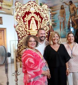 La Hermandad del Rocío impone a María del Carmen Amador la medalla de hermana...