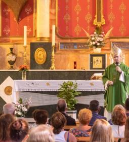 El obispo de Orihuela-Alicante, José Ignacio Munilla, conmemora en Benidorm e...