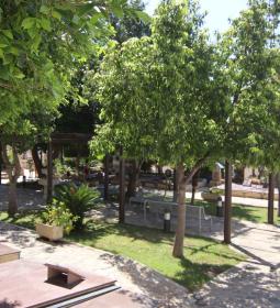 Benidorm mejora la ornamentación de cementerios y jardineras con la colocació...