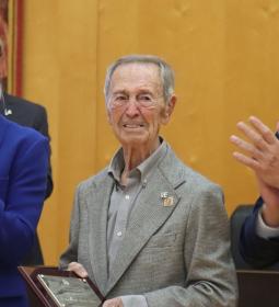 José Luis Sarrió García rep el reconeixement com a Veí Exemplar de Benidorm 2…