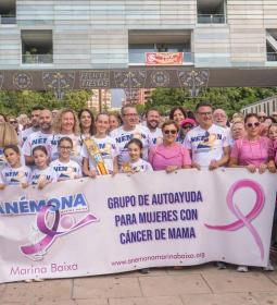 Més blanca que mai, la ‘marea rosa’ d'Anémona recorre solidària Benidorm