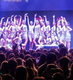 Miles de peñistas disfrutan en el Julio Iglesias con el Concurso de Playbacks