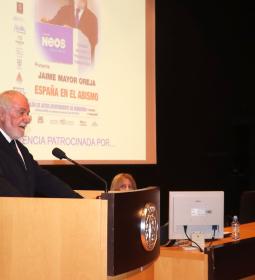 Mayor Oreja ofrece su visión del país en su conferencia ‘España en el abismo’...