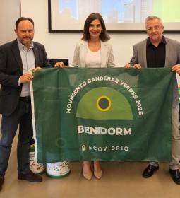 Benidorm recibe la ‘Bandera Verde’ como municipio de la Comunitat que más vid...