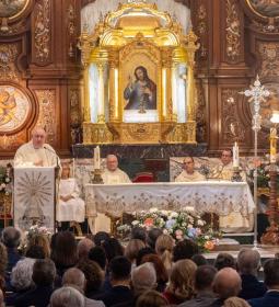 Benidorm celebra el día grande de la Mare de Déu con una multitudinaria misa...
