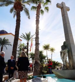 Benidorm rinde recuerdo a los difuntos y vibra al mediodía con una atronadora...