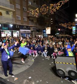 Los peñistas de Benidorm llenan la calle de crítica e ingenio en un vistoso D...