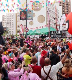 Miles de británicos toman el relevo y llenan de disfraces las calles de Benid...