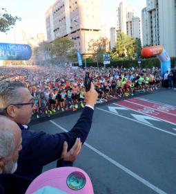 Ben Connor y Lily Partridge se imponen en una Benidorm Half que ha batido var...