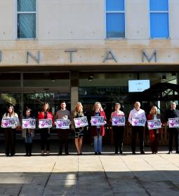 Benidorm guarda silencio para condenar los crímenes machistas de dos mujeres...