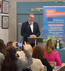 El IES Mediterrània alberga una jornada para fortalecer los vínculos entre lo...