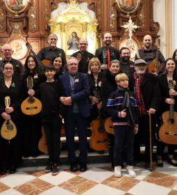 La rondalla de La Barqueta llena la iglesia de Sant Jaume y Santa Anna en su...