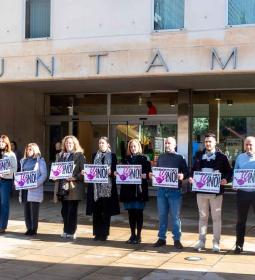 Benidorm guarda un minuto de silencio en repulsa por el primer asesinato mach...