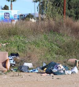 Benidorm inicia una campaña de retirada de escombros y enseres de espacios pú...