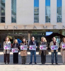 Minuto de silencio en Benidorm para condenar el crimen machista de una mujer...