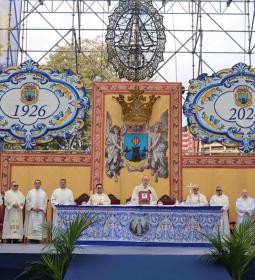 Benidorm culmina de forma multitudinaria los actos del Centenario de la Coron...