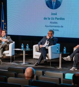 The mayor presents the details of the Benidorm CORE platform at a conference…