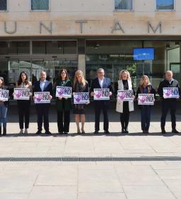 El Ayuntamiento guarda un minuto de silencio como condena por los dos últimos...