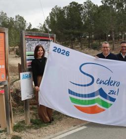 La bandera ‘Sendero Azul’ que reconoce la recuperación de El Moralet ya ondea...