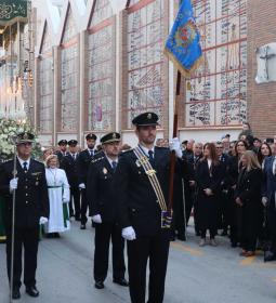 Centenares de vecinos y turistas salen a la calle en la procesión de Nuestra...