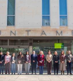 El Ayuntamiento guarda un minuto de silencio para condenar el último crimen d...