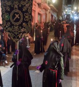 El Santo Entierro reúne a miles de fieles en en la noche del Viernes Santo de...