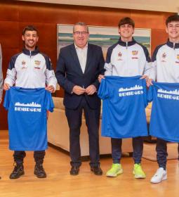 El alcalde desea el mayor de los éxitos a los taekwondistas de Benidorm en el...