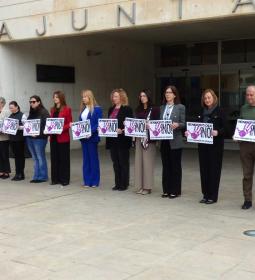 Minuto de silencio en Benidorm para condenar el asesinato machista de una muj...