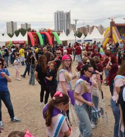 Al voltant de 5.000 penyistes celebren l'Acampada de les Penyes en un ca…