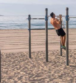 Benidorm mejora y amplía la zona de calistenia de la playa de Poniente