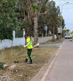 Benidorm acondiciona los arcenes y la nueva rotonda de la avenida Comunidad V...