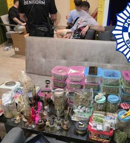 La Policía Local de Benidorm detiene a cinco personas por tráfico de drogas e...