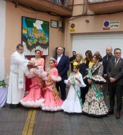 La Casa de Andalucía de Benidorm erige su Cruz de Mayo en una jornada de conv...
