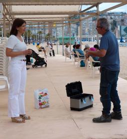 Benidorm renueva el suelo de la Biblioplaya de Levante para mejorar su estado...