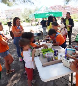 Los talleres ambientales reúnen a numerosos menores y familias en el Parc de...
