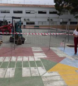 Benidorm instala dos nuevas zonas de sombra en el colegio Bautista Lledó
