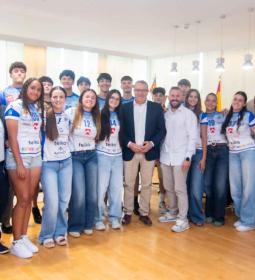 El alcalde felicita a la cantera del Club Voleibol Playas de Benidorm por sus...