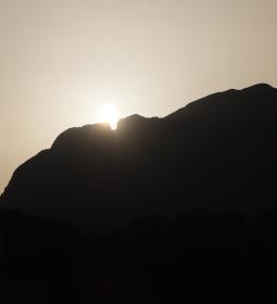 Benidorm ‘acompanya’ la posta del sol pel Portell del Puig Campana en el sols…