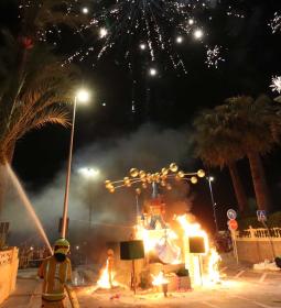 La Foguera de la Cala, preparada per a gaudir els seus dies grans en honor a…