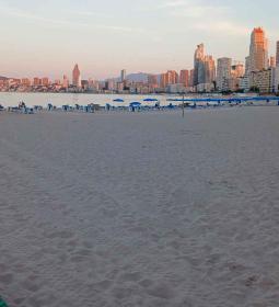 Las playas de Benidorm recuperan su mejor imagen tras la ‘Nit de Sant Joan’