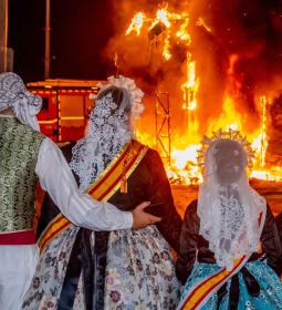 Con la ‘Nit de la Cremà’, la Hoguera de La Cala pone el broche final a su fie...