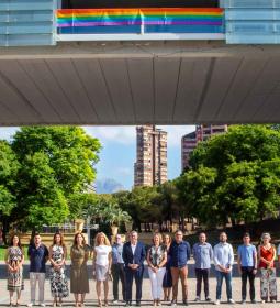 Benidorm despliega la bandera del arcoíris en apoyo al colectivo LGTBIQ+ por...