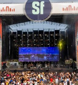 Milers de persones gaudixen de la festa inaugural de l'SkyFest en una jo…