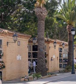 El cementerio Sant Jaume amplía su horario durante el verano
