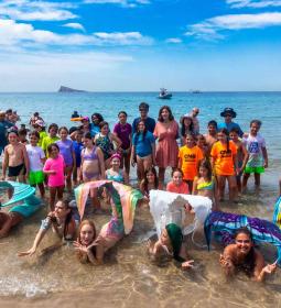 Sirenas y tritones conciencian en la playa del Mal Pas sobre el valor medioam...