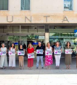 Benidorm condena el crimen machista de una mujer y su hija en la provincia de...